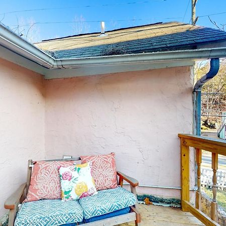 The Pink House On Main - Upper Apartment Eureka Springs Ngoại thất bức ảnh