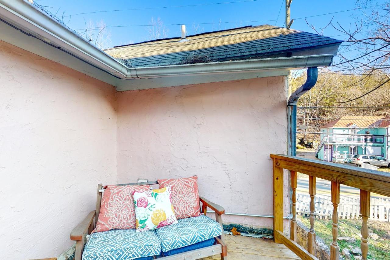 The Pink House On Main - Upper Apartment Eureka Springs Ngoại thất bức ảnh
