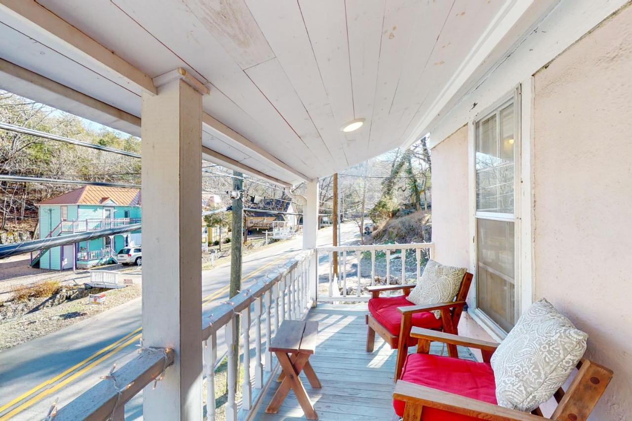 The Pink House On Main - Upper Apartment Eureka Springs Ngoại thất bức ảnh