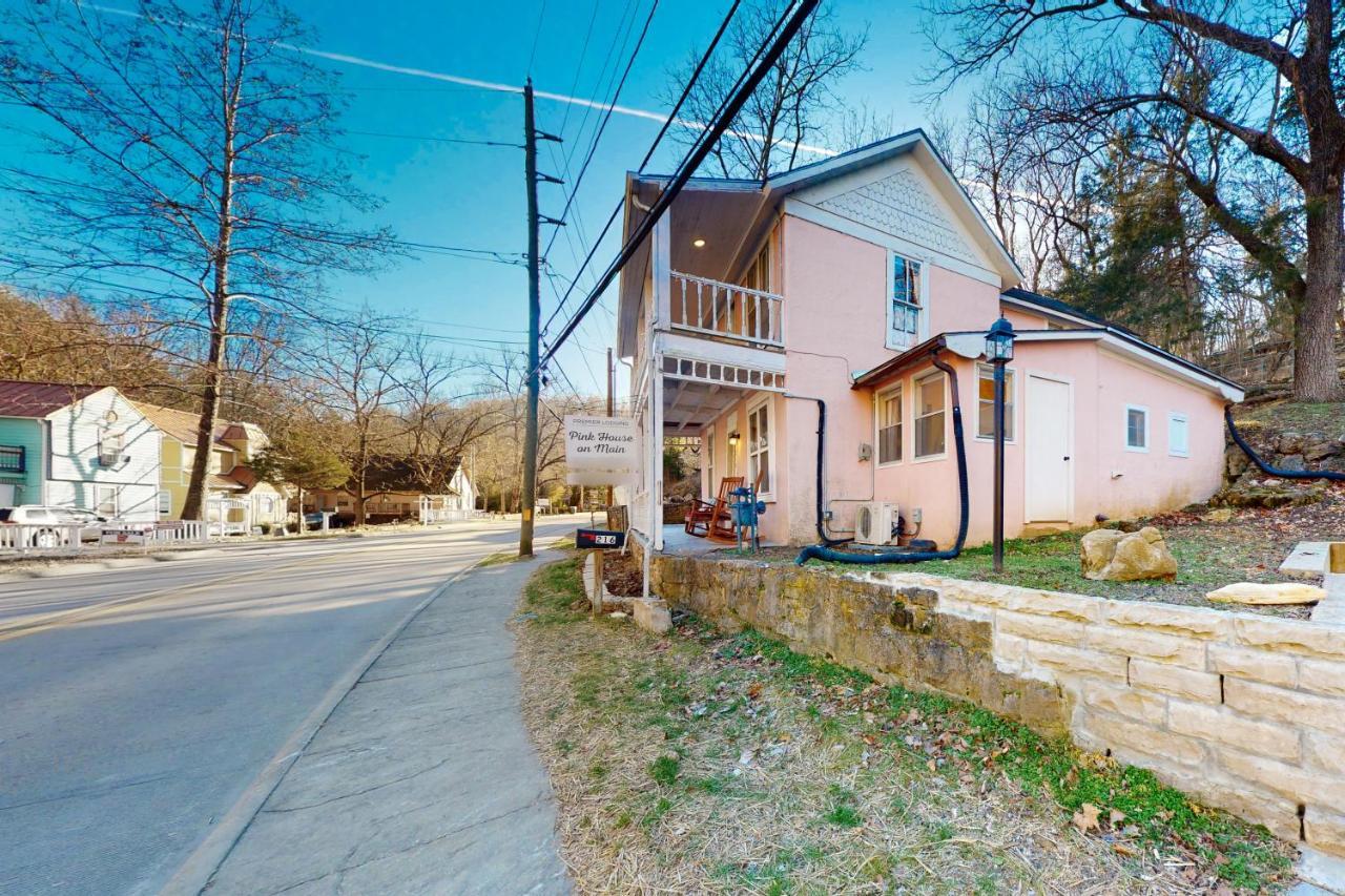 The Pink House On Main - Upper Apartment Eureka Springs Ngoại thất bức ảnh
